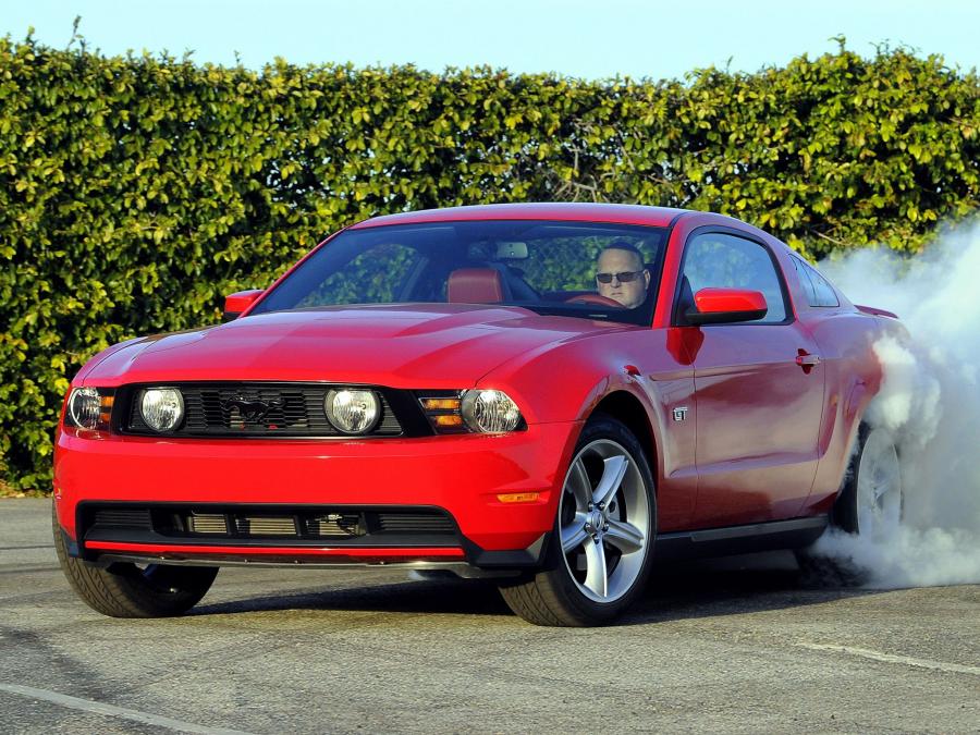  Ford Mustang GT 2010 года  (фото 2 из 213)